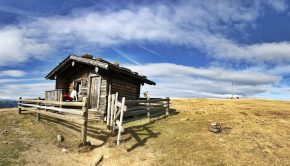 Schutzhütte am Großen Gabler, rechts das Gipfelkreuz