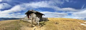Schutzhütte am Großen Gabler, rechts das Gipfelkreuz