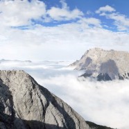 Die Ehrwalder Sonnenspitze, dahinter die Zugspitze