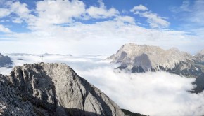 Die Ehrwalder Sonnenspitze, dahinter die Zugspitze