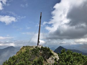 Gipfelkreuz Hohe Kisten - dahinter Walchensee