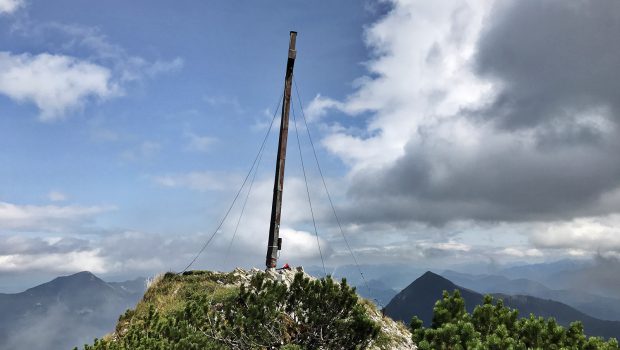 Gipfelkreuz Hohe Kisten - dahinter Walchensee