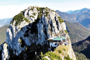 Die Tegernseer Hütte, dahinter der Buchstein