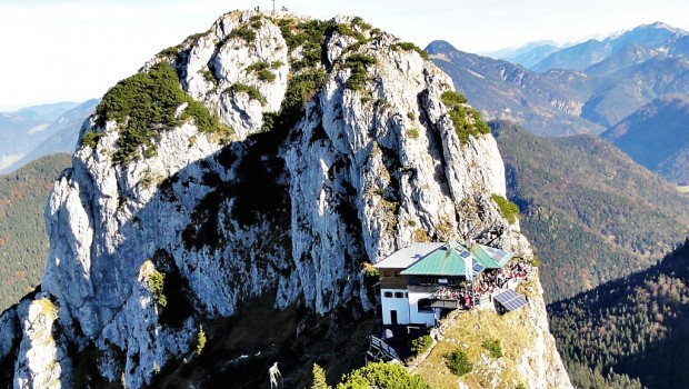 Die Tegernseer Hütte, dahinter der Buchstein