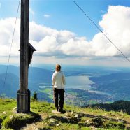 Am Gipfel des Setzberg, dahinter der Tegernsee