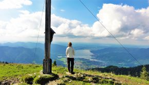 Am Gipfel des Setzberg, dahinter der Tegernsee