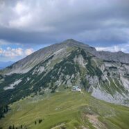 Die Tölzer Hütte, dahinter der Schafreuter