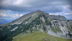 Die Tölzer Hütte, dahinter der Schafreuter