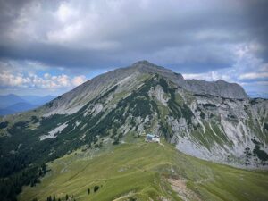 Die Tölzer Hütte, dahinter der Schafreuter