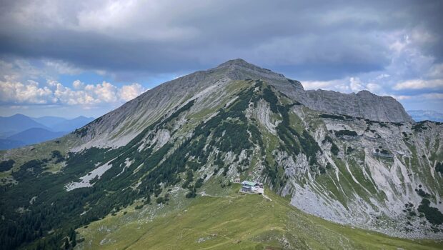 Die Tölzer Hütte, dahinter der Schafreuter