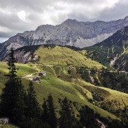 Blick auf Plumsjochhütte, dahinter Falzthurnjoch