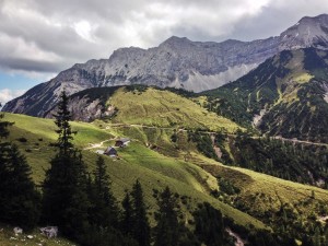 Blick auf Plumsjochhütte, dahinter Falzthurnjoch