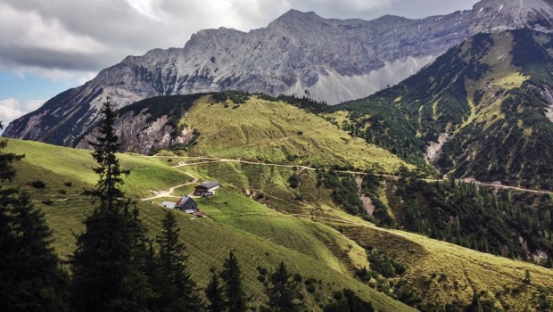 Blick auf Plumsjochhütte, dahinter Falzthurnjoch