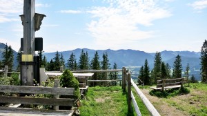 Der Gipfel des Schwarzenbergs mit vielen Bänken