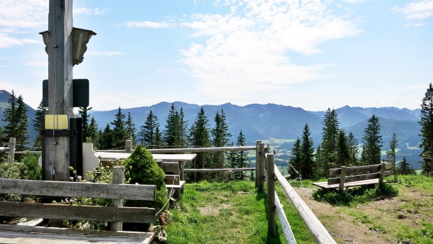 Der Gipfel des Schwarzenbergs mit vielen Bänken