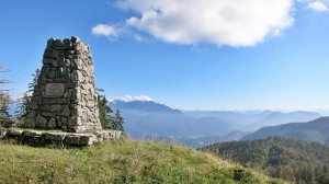 Der Brünnberg, dahinter der Kaiser