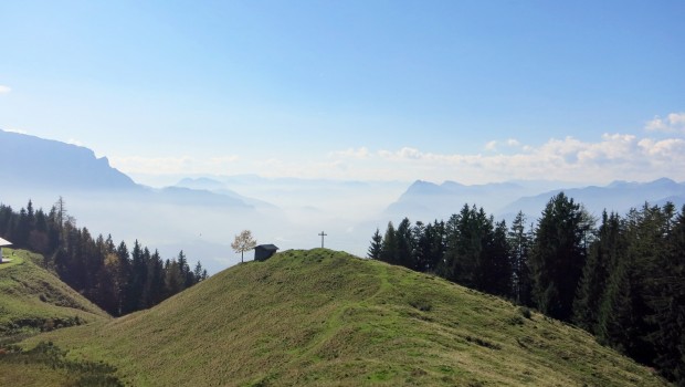 Die Karspitze, dahinter Kaiser & Inntal