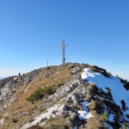 Der Gipfel des Gamsknogel, dahinter der Chiemsee