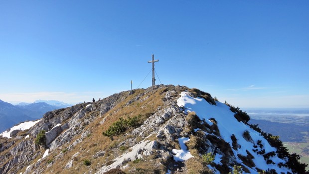 Der Gipfel des Gamsknogel, dahinter der Chiemsee