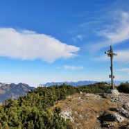 Der Gipfel des Hochmiesing, links dahinter der Wendelstein