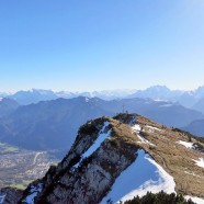 Blick vom Gipfel auf den Zenokopf, dahinter Watzmann