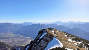 Blick vom Gipfel auf den Zenokopf, dahinter Watzmann