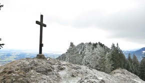 Der Riesenberg, dahinter der Chiemsee