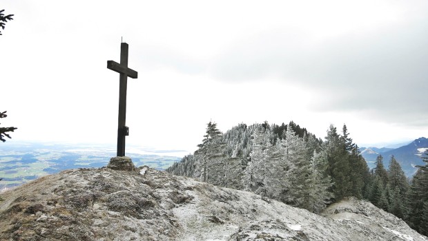 Der Riesenberg, dahinter der Chiemsee