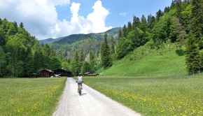 Kurz vor den Kloo-Ascher-Hütten, rechts Rotwand