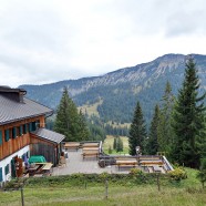 Die Gufferthütte, dahinter Schneidjoch