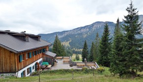 Die Gufferthütte, dahinter Schneidjoch