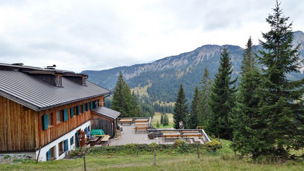 Die Gufferthütte, dahinter Schneidjoch