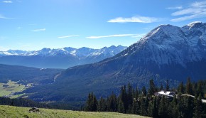 Die Wettersteinhütte (rechts) hat grandioses Panorama