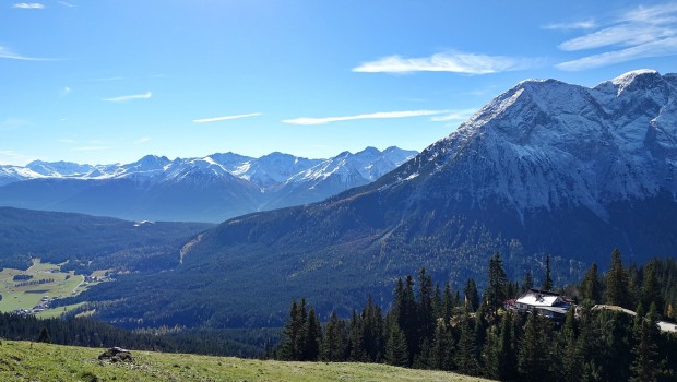 Die Wettersteinhütte (rechts) hat grandioses Panorama