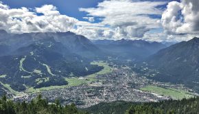 Ausblick vom Wank auf Garmisch - Links die Zugspitze