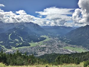 Ausblick vom Wank auf Garmisch - Links die Zugspitze