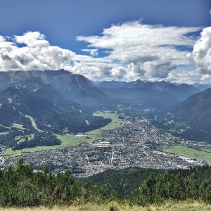 Ausblick vom Wank auf Garmisch - Links die Zugspitze