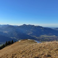 Der Schönberg, dahinter Brauneck & Benediktenwand