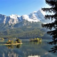 Der Eibsee, dahinter das Zuspitze-Massiv