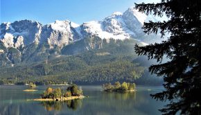 Der Eibsee, dahinter das Zuspitze-Massiv