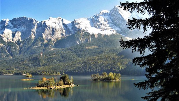 Der Eibsee, dahinter das Zuspitze-Massiv