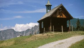 Maisäßhütten von Rellseck mit einer Kapelle &copy Herbert Mayr