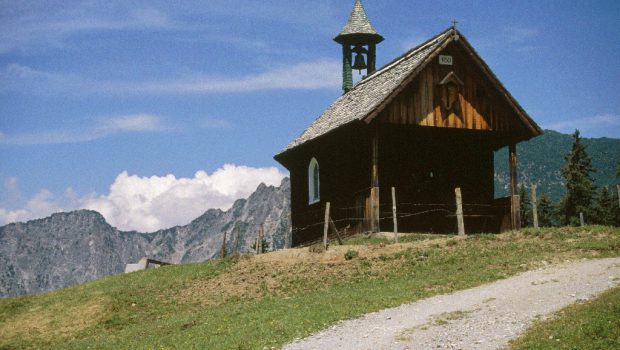 Maisäßhütten von Rellseck mit einer Kapelle &copy Herbert Mayr