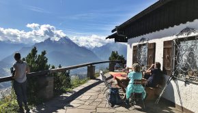 Am Gipfel mit Berggasthof und Watzmann-Blick