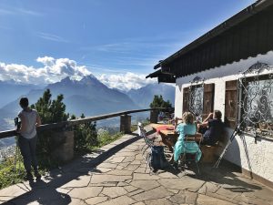 Am Gipfel mit Berggasthof und Watzmann-Blick