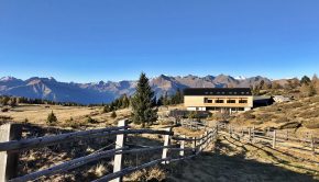 Die Starkenfeldhütte beim Abstieg