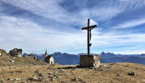 Das Latzfonser Kreuz, links das Berghaus