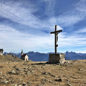 Das Latzfonser Kreuz, links das Berghaus