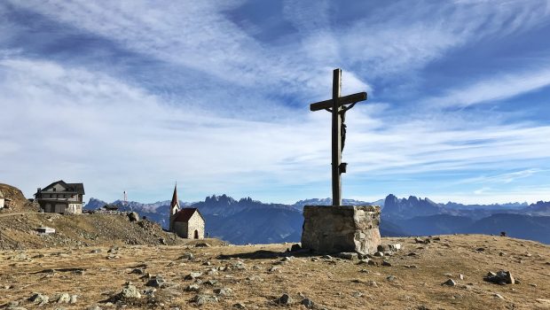 Das Latzfonser Kreuz, links das Berghaus