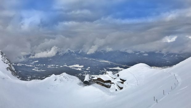 Die Bergstation der Karwendelbahn kurz unterhalb der Spitze